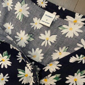 Old Navy summer dress with daisies